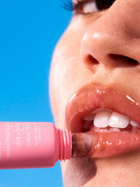 ألترا فيوليت - مرطب الشفاه شين سكرين بعامل حماية من الشمس ٥٠ - شوك توب ألترا فيوليت - مرطب الشفاه شين سكرين بعامل حماية من الشمس ٥٠ - شوك توب